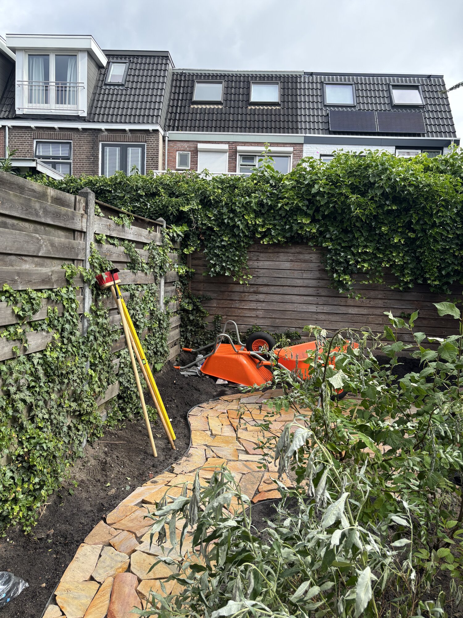 Nieuw aangelegde tuin met natuurstenen tegelpad, terras en borders door QJ Service en Onderhoud