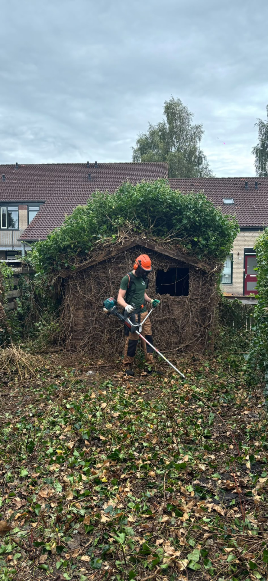 QJ Service Onderhoud aan het werk in de tuin