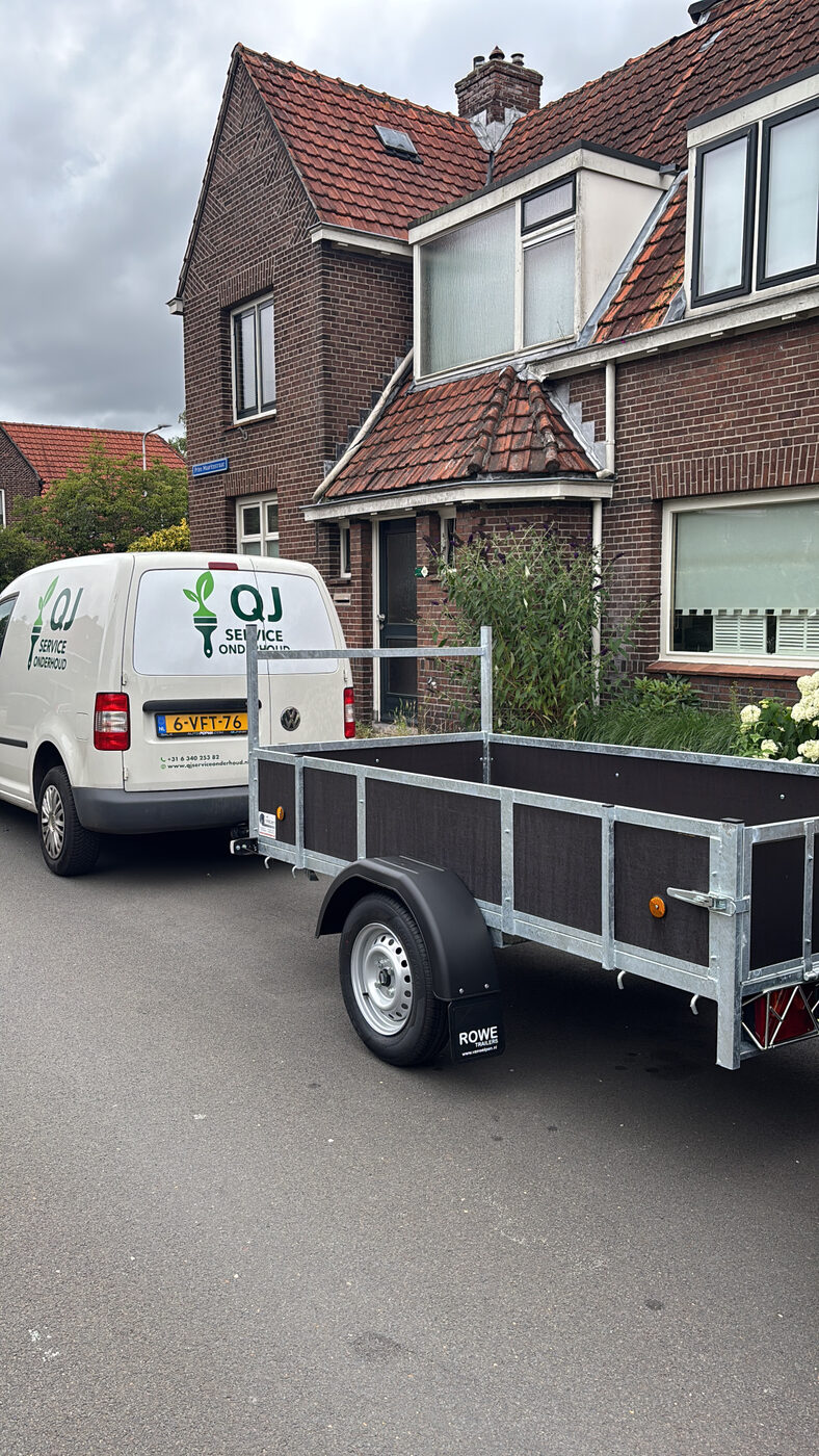 Bus met aanhanger van QJ Service Onderhoud voor een woning